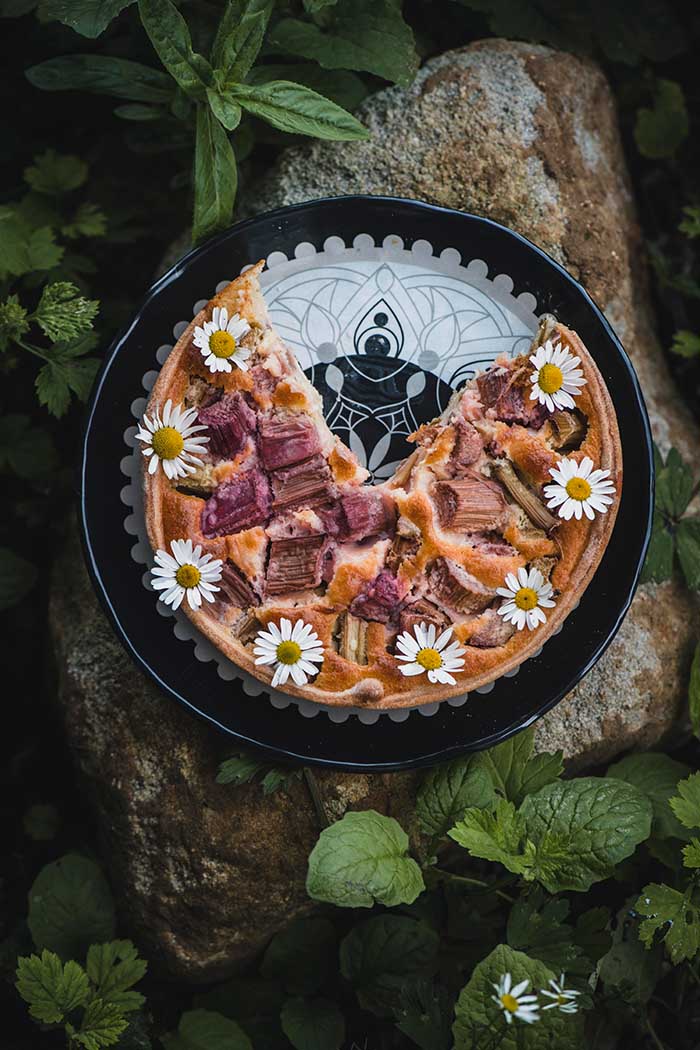 Zwart Rebel-Outdoor bord met hartige taart en bloemen