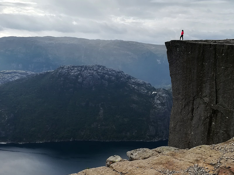Selfie maken op de Preikestolen rots in Noorwegen