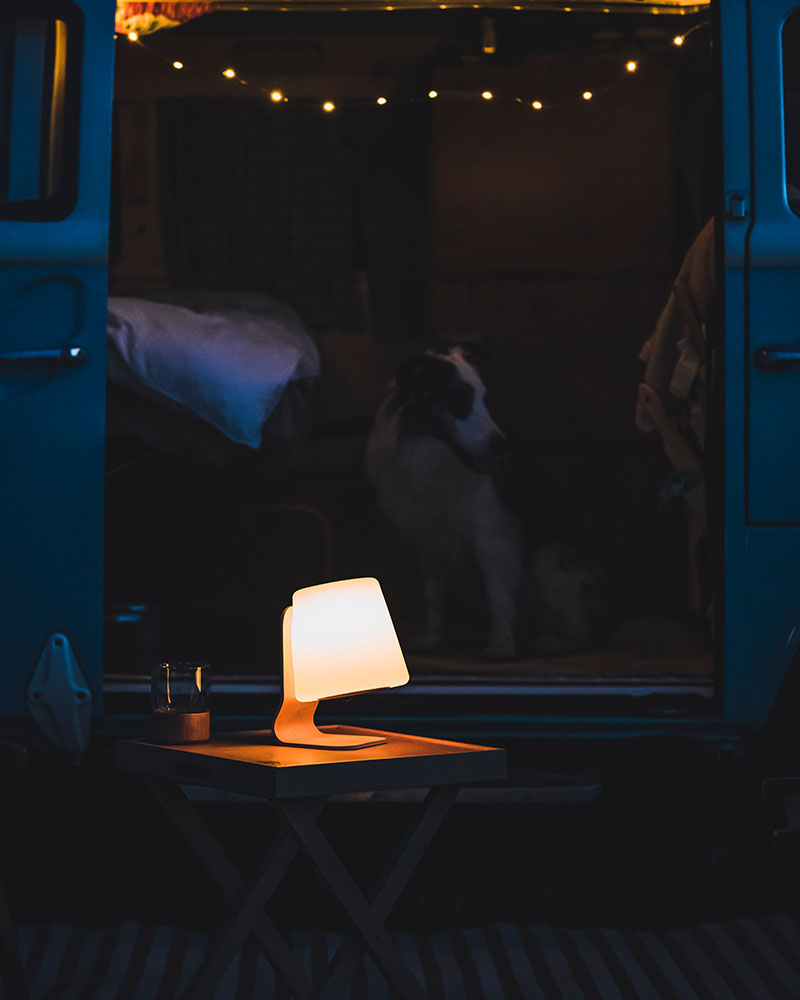 speaker lamp tijdens de schemering in camper